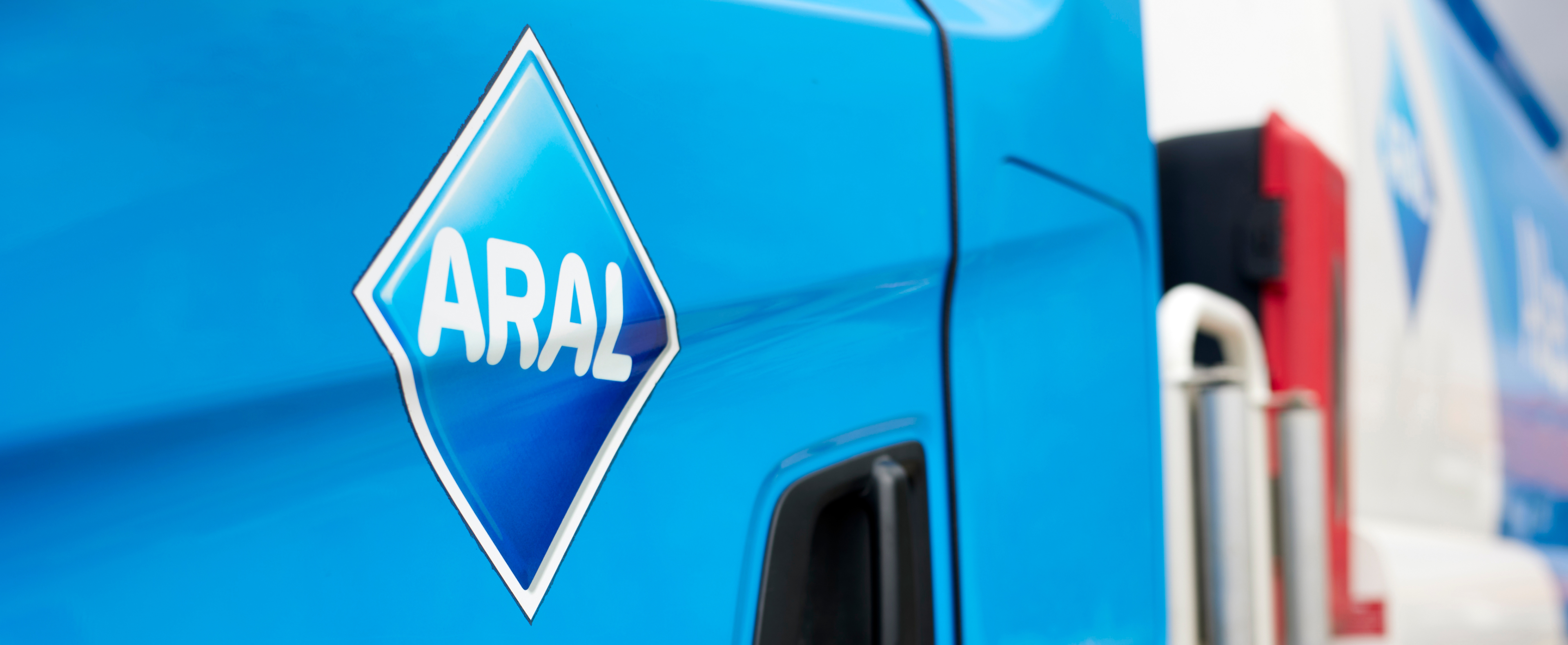 Mit Aral gut versorgt - Aral-Logo auf Fahrzeug