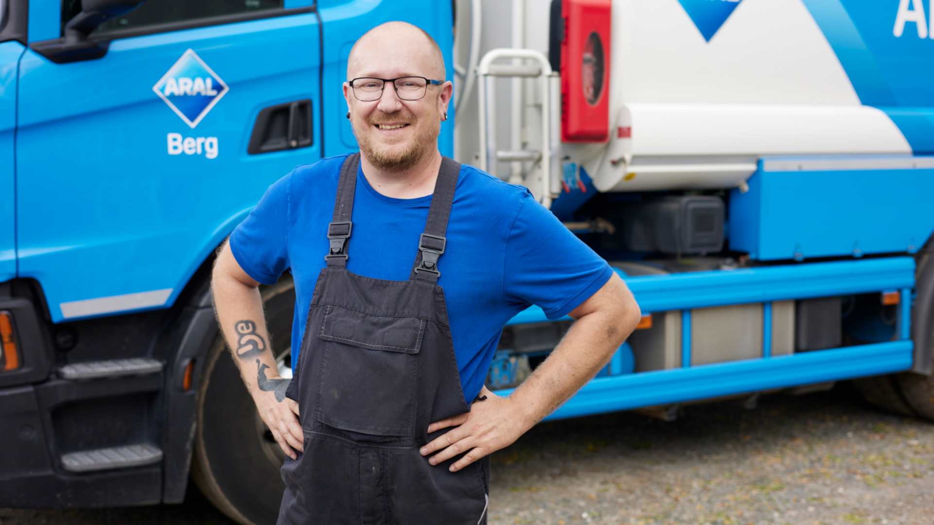 Berg-Energie-Mitarbeiter vor einem Aral-Lkw