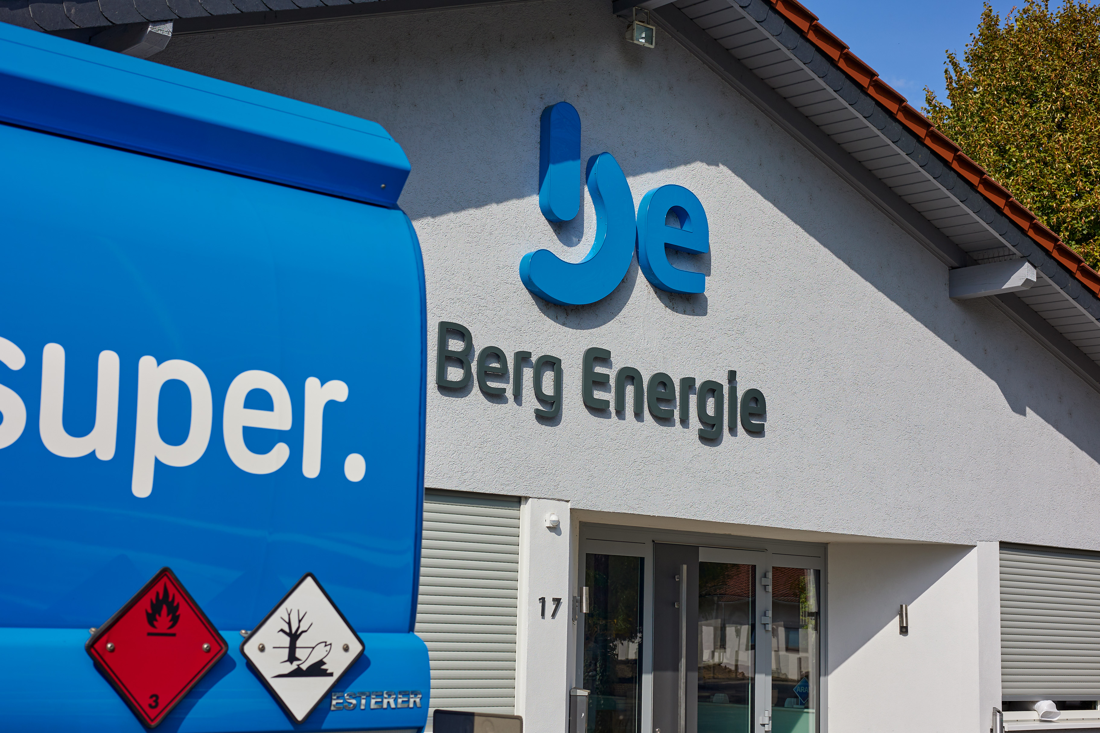 Ausschnitt eines Fahrzeugs vor dem Firmengebäude von Berg Energie