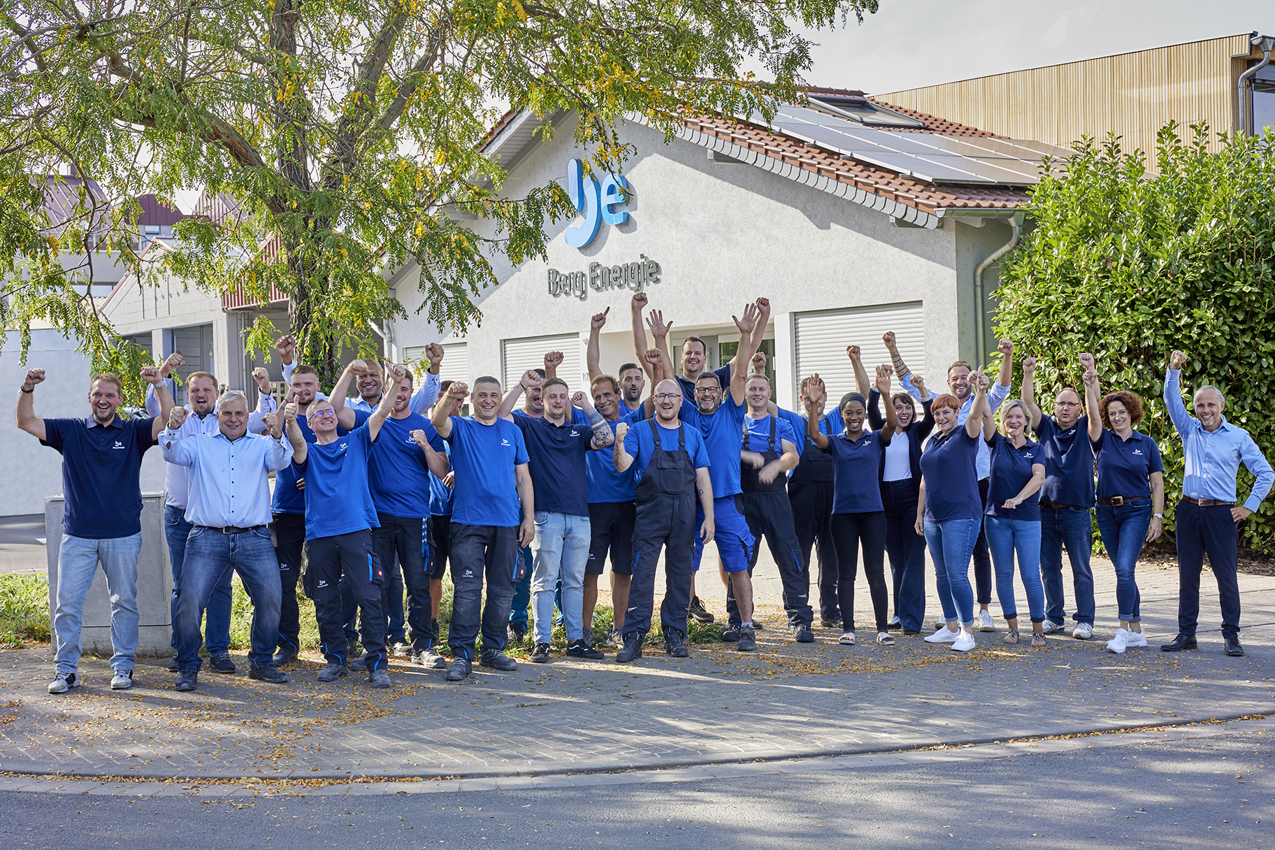 Team Berg Energie vor dem Firmengebäude